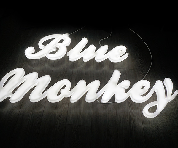 Leuchtwerbung aus Plexiglas CNC gefräst